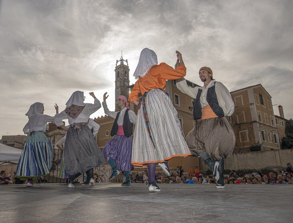 Plaça font i Cussó, Esbart Sant Jordi, Maig en Dansa